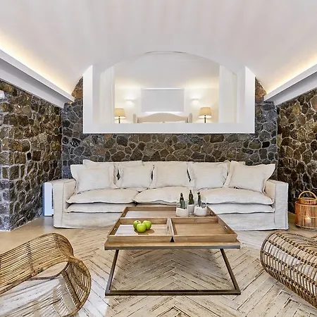 Hideaway Villa Fira (Santorini)